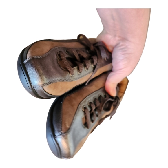 Taos Steady Lace Up Walking Sneaker Suede and Metallic Leather Size 7 - Picture 5 of 9